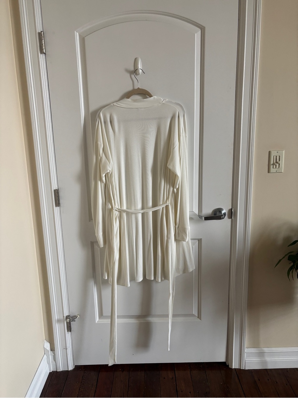Skims White Robe - Picture 8 of 10